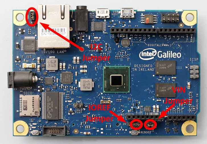 Detalle de placa Arduino Galileo en la que se resalta la ubicación de los jumper I2C, IOREF y VIN